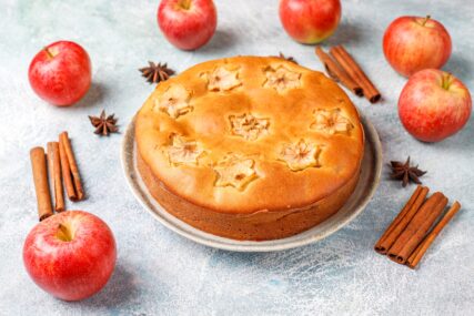 TOPI SE U USTIMA Zasladite dan uz francuski kolač s jabukama