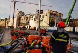 (VIDEO) IZGORIO SIMBOL KOPENHAGENA Vatrogasci gase posljednje dijelove zgrade stare berze
