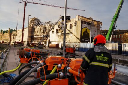 (VIDEO) IZGORIO SIMBOL KOPENHAGENA Vatrogasci gase posljednje dijelove zgrade stare berze