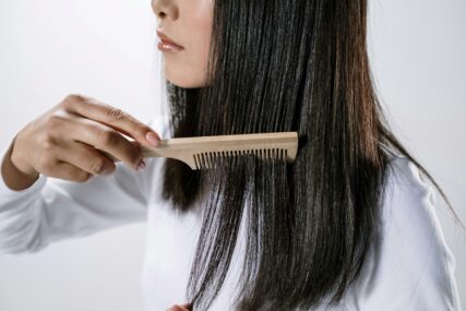 Kada je opadanje kose razlog za brigu: Ova pojava može ukazivati na nedostatak hranjivih tvari i razne zdravstvene probleme