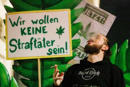 (FOTO) Ljubitelji džointa slavili u ponoć: U Njemačkoj je od danas LEGALNA UPOTREBA MARIHUANE