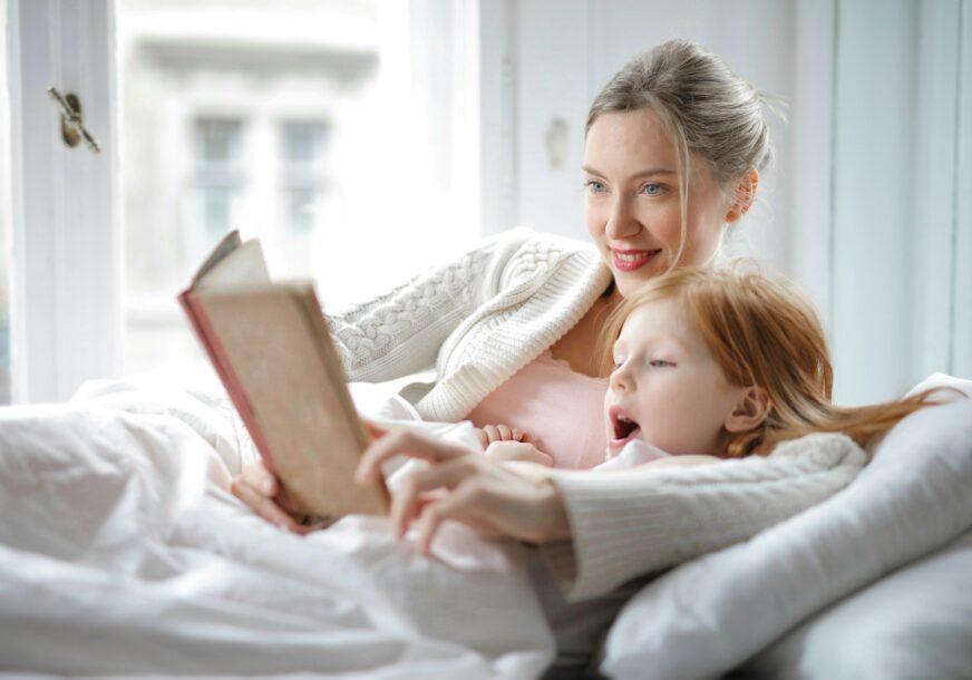 Mama i kćerka čitaju