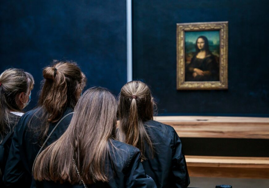 Ljudi gledaju Mona Lizu