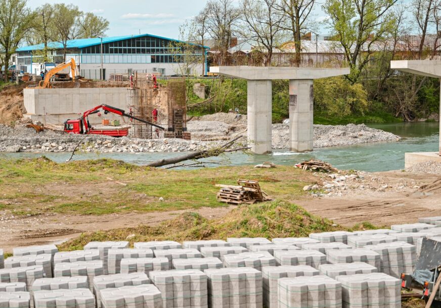 (FOTO) Riješeni imovinsko-pravni odnosi "Dinamika radova nam govori da će mještani Česme do kraja ljeta dobiti novi most"