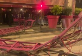 (VIDEO) Oštećen jedan od simbola Pariza: Pala krila čuvene vetrenjače Mulen Ruža, nije poznato kako se to desilo