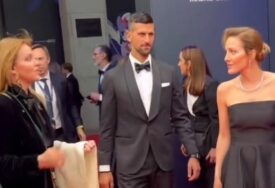 (VIDEO) SVI SU GLEDALI U NJIH Novak i Jelena Đoković očarali javnost po dolasku na dodjelu nagrade za najboljeg sportistu godine