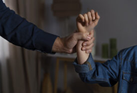 Stravično nasilje u porodici: Maloljetnom sinu LANCIMA I GUMAMA vezivao noge i ruke