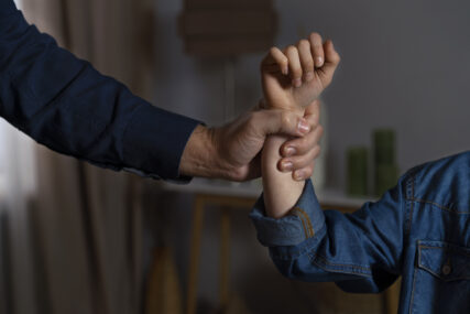 Stravično nasilje u porodici: Maloljetnom sinu LANCIMA I GUMAMA vezivao noge i ruke