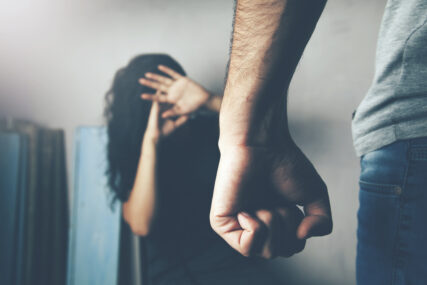 Stravično nasilje u porodici: Pijan ženu UDARAO PESNICAMA, te joj stezao vrat