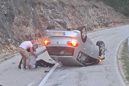 (FOTO) Teška nesreća na putu Nevesinje- Gacko: Automobil se prevrnuo na putu, POVRIJEĐEN VOZAČ