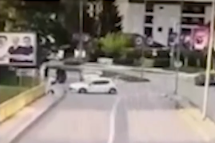 (UZNEMIRUJUĆI VIDEO) Da li će posljednja STRAVIČNA NESREĆA u Banjaluci dovesti do radikalnih promjena na DIONICI SMRTI: Vozač "pežoa" izgubio kontrolu nad autom, udario ženu na trotoaru i ZAKUCAO SE U MOST