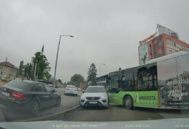 PONOVO KRIVI SMJER Nesreća u Banjaluci, kod NOVOG KRUŽNOG TOKA: Velika saobraćajna gužva, sudarila se 2 AUTOBUSA I AUTOMOBIL