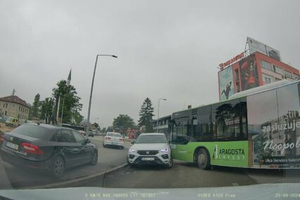 PONOVO KRIVI SMJER Nesreća u Banjaluci, kod NOVOG KRUŽNOG TOKA: Velika saobraćajna gužva, sudarila se 2 AUTOBUSA I AUTOMOBIL