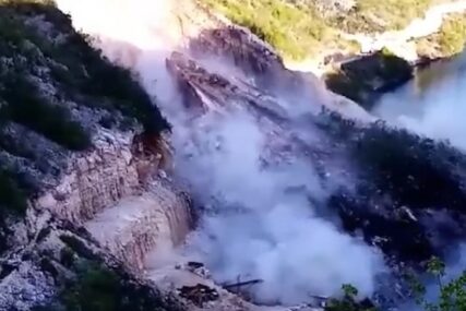 (VIDEO, FOTO) Stravičan odron kod Mostara: Zbog miniranja kamenoloma automobili završili pod vodom