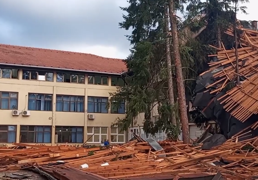 (FOTO) Školu niko nije posjetio: Nakon rušenja krova na zgradi GIMNAZIJE u Gračanici, prolazi i ČETVRTI DAN bez reakcije Vlade