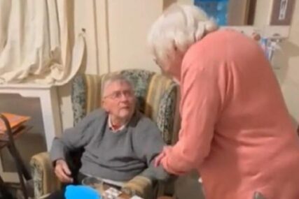 (VIDEO) "Može jedan poljubac za dobra stara vremena" Ljubav ovog bračnog para JAČA JE OD DEMENCIJE, poslije 30 godina žive u istom domu