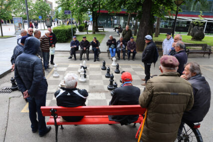 penzioneri igraju šah