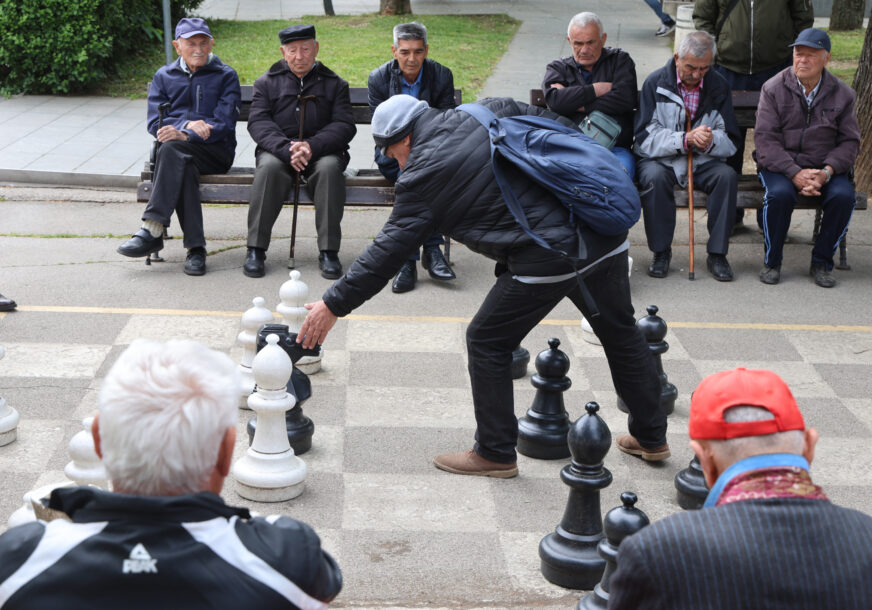 penzioneri igraju šah
