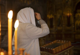 Žena se moli u crkvi