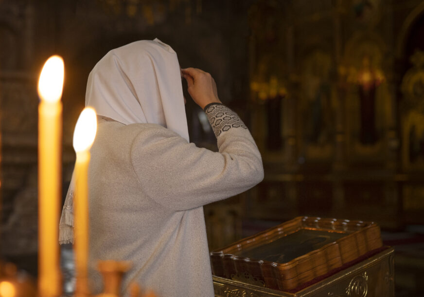 Žena se moli u crkvi