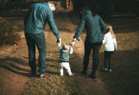 Niko vas neće voljeti kao roditelji: Kad UMRU MAJKA I OTAC ove 4 stvari se zauvijek promijene