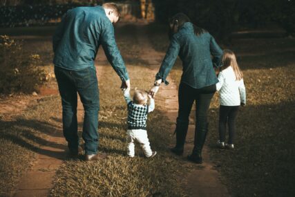 Niko vas neće voljeti kao roditelji: Kad UMRU MAJKA I OTAC ove 4 stvari se zauvijek promijene