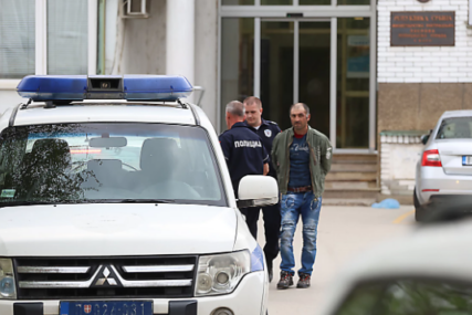 "Muškarac je u pratnji policije sa lisicama na rukama" Jedan od osumnjičenih za ubistvo Danke Ilić IZVEDEN IZ POLICIJSKE STANICE