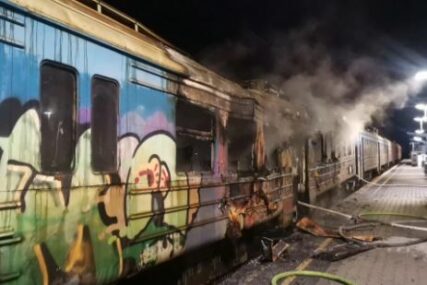 (FOTO) Vandali zapalili voz u Beogradu: Putnici odmah evakuisani, STRAVIČNE SLIKE ostataka vagona