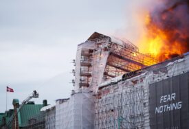 (VIDEO, FOTO) SIMBOL GRADA PROGUTAO PLAMEN Požar zahvatio jednu od najpoznatijih zgrada u Kopenhagenu, srušio se i kultni toranj