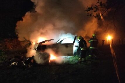 (FOTO) Policija obavila uviđaj: Izgorio automobil u Banjaluci