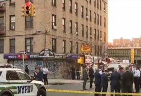 (VIDEO) PUCNJAVA U BRONKSU Jedan mladić ubijen,a 3 muškarca ranjena kada su napadači na skuteru otvorili vatru