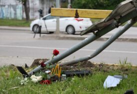 (FOTO) Svijeće, ruže i srušen znak kao podsjetnik: Nemili događaj na Rebrovačkom mostu u Banjaluci podigao mještane naselja NA NOGE