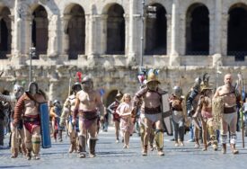 (FOTO) PERFORMANS GLADIJATORA Velikom paradom obilježen 2.777. rođendan Rima