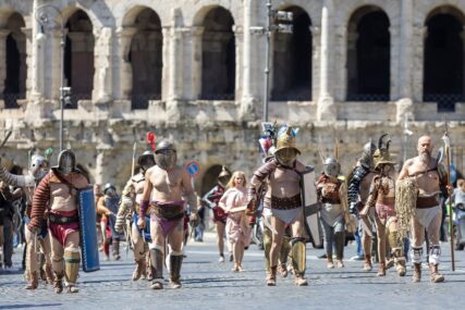 (FOTO) PERFORMANS GLADIJATORA Velikom paradom obilježen 2.777. rođendan Rima
