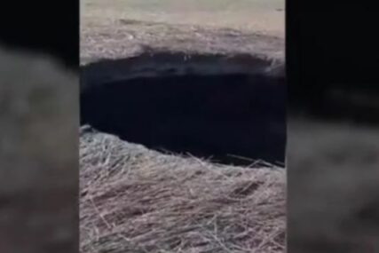 "Tako je duboko da je strašno pogledati" Misteriozni krater STVORIO SE NIOTKUDA u polju kukuruza na granici Rusije i Ukrajine