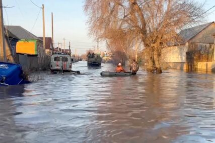 OGLASILE SE SIRENE Vodostaj rijeke Ural premašio 10 metara, najmanje 7.700 ljudi evakuisano