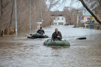 "Količina vode je ogromna" Porastao VODOSTAJ RIJEKE Tobol u Rusiji, poplavljeno 1.000 kuća, nastavlja se evakuacija građana
