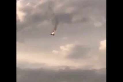 (VIDEO) PAO RUSKI BOMBARDER Ispalio rakete na Ukrajinu, pa se zapalio