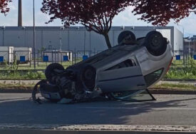 (FOTO) POVRIJEĐENI MAJKA I SIN (14) Automobil udario u drvo, pa se prevrnuo na krov