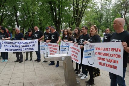 Nezadovoljni radnici protestovali u banjalučkom parku "Mladen Stojanović": Ministarstvo zdravlja pozvalo sindikate na ZAJEDNIČKI RAD