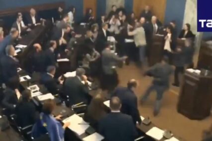 (VIDEO) ŠOKANTAN BOČNI NAPAD Opozicionar udario šakom u glavu suparnika za govornicom, uslijedio haos u parlamentu