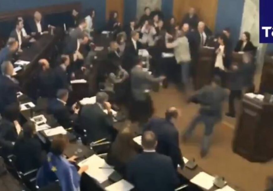 (VIDEO) ŠOKANTAN BOČNI NAPAD Opozicionar udario šakom u glavu suparnika za govornicom, uslijedio haos u parlamentu