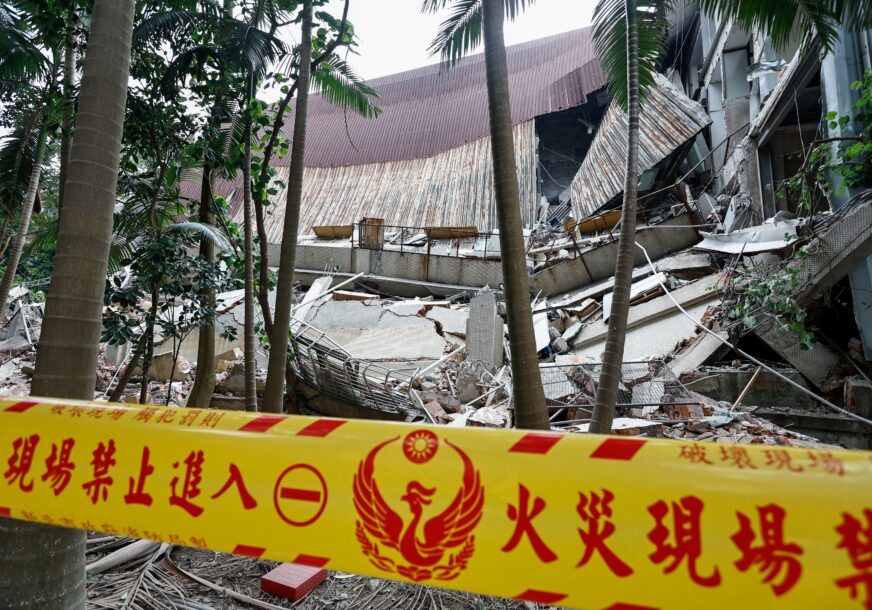 (VIDEO) POD RUŠEVINAMA VIŠE LJUDI Poslije razornog zemljotresa nastavljena potraga za nestalima