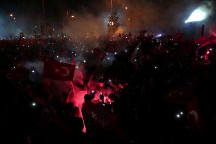 Ljudi nakon izbora na ulici u Turskoj