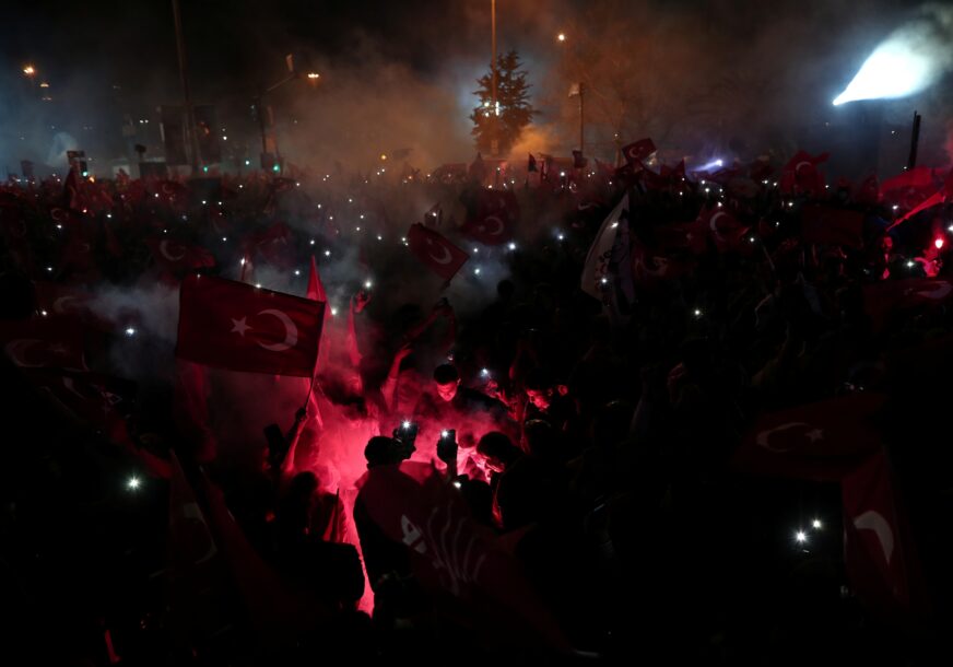Ljudi nakon izbora na ulici u Turskoj