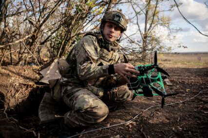 Vojnik drži dron