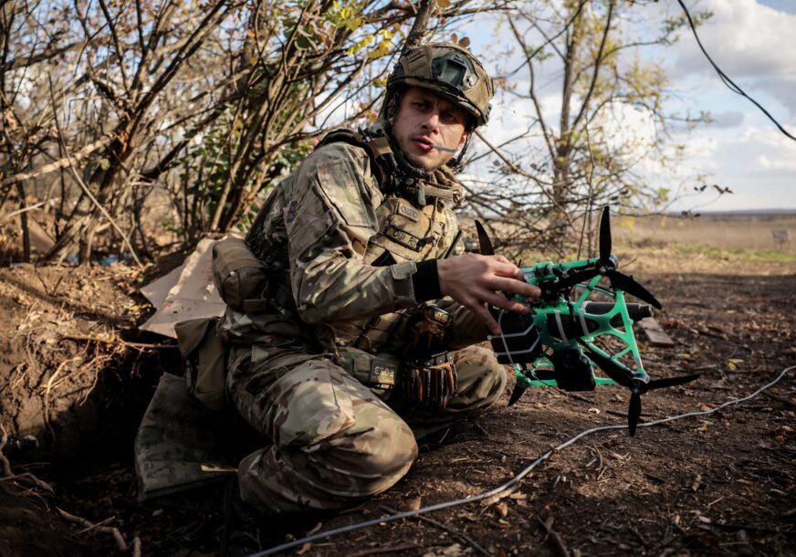 Vojnik drži dron