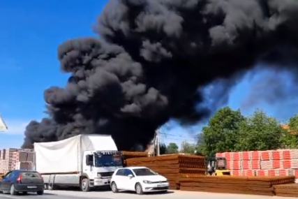 (VIDEO) Veliki požar izbio u firmi: Nebo prekriveno CRNIM GUSTIM DIMOM