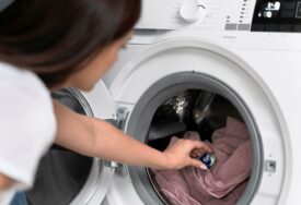 IMA MNOGO PREDNOSTI Stavite ovo u mašinu prije pranja i uočićete značajnu razliku na odjeći