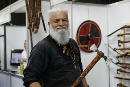 (FOTO) "Bitna je ljubav i volja" Ovo je priča o hobiju Stipe Pleića, prvog i jedinog duvanjskog vikinga